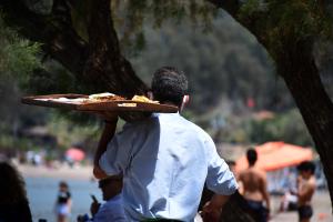 Σερβιτόρος σε ταβέρνα στο Ναύπλιο.