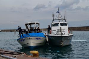 Σκάφος με πρόσφυγες αγκυροβολημένο στο Κατάκολο Ηλείας, Νοέμβριος 2020.