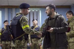 ZΕΛΕΝΣΚΙ ΕΠΙΣΚΕΦΘΗΚΕ ΣΤΡΑΤΙΩΤΕΣ ΣΤΟ ΧΑΡΚΟΒΟ