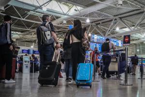 Κόσμος στο αεροδρόμιο Ελευθέριος Βενιζέλος