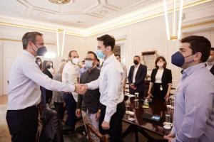 Ο Κυριάκος Μητσοτάκης με νέους στο Μέγαρο Μαξίμου