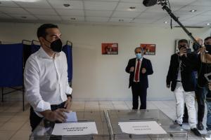 Ο Αλέξης Τσίπαρς ψηφίζει στο Περιστέρι