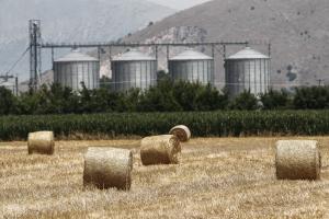Σιλό και μπάλες από άχυρο σε χωράφι στον νομό Τρικάλων.