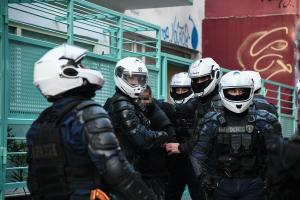 Αστυνομικοί κάνουν συλλήψεις στα Εξάρχεια