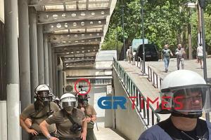 Άνδρας των ΜΑΤ με κάμερα