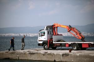 λιμάνι νέοι επιβάτες αυτοκίνητο θάλασσα