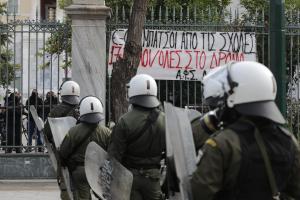 ΜΑΤ έξω από το Πολυτεχνείο