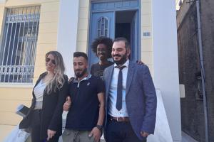 Σύρος πρόσφυγας έξω από δικαστήριο