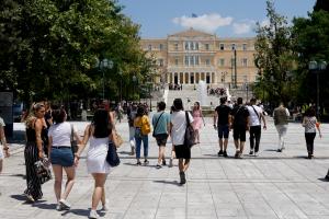 Κόσμος στην πλατεία Συντάγματος