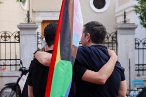 Ο Αλέξης Τσίπρας με μέλος της ΛΟΑΤΚΙ κοινότητας