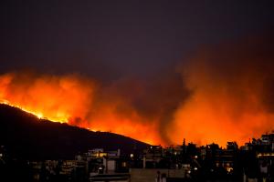 H πυρκαγιά καίει το Ντράφι στην Πεντέλη, 19 Ιουλίου.