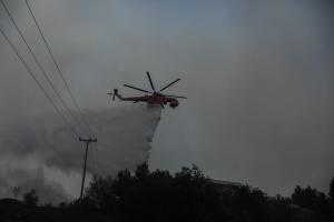 Ελικόπτερο επιχειρεί σε φωτιά