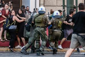 Επίθεση των ΜΑΤ σε διαδηλωτές