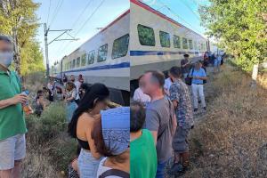 Επιβάτες έξω από τρένο