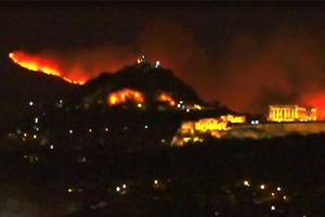 Η Ακρόπολη και από πίσω η φωτιά στην Πεντέλη
