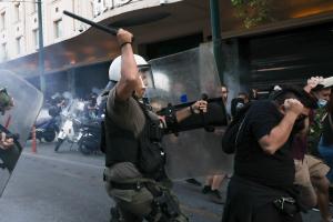 Επίθεση των ΜΑΤ σε διαδηλωτή
