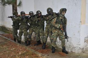 στρατός φαντάροι όπλα