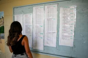 Μαθήτρια βλέπει τις βάσεις των πανελλαδικών