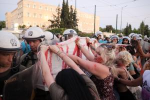 Διαδηλώτριες έξω από τη Βουλή