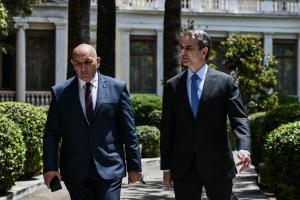 Ο Κυριάκος Μητσοτάκης έξω από το Προεδρικό Μέγαρο