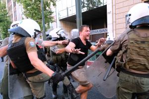 Επίθεση των ΜΑΤ σε διαδηλωτή