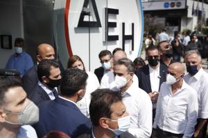 Ο Κυριάκος Μητσοτάκης σε περίπτερη της ΔΕΗ στη ΔΕΘ