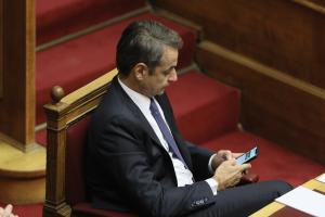 Ο Κυριάκος Μητσοτάκης με κινητό