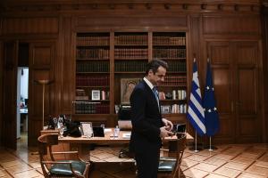 Ο Κυριάκος Μητσοτάκης στο γραφείο του στο Μέγαρο Μαξίμου