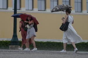 ΚΑΙΡΟΣ ΒΡΟΧΗ ΓΥΝΑΙΚΑ ΟΜΠΡΕΛΑ