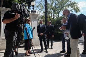 Ο Νίκος Ανδρουλάκης έξω από το Προεδρικό Μέγαρο