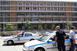 Αστυνομικοί έξω από τα δικαστήρια στη Θεσσαλονίκη