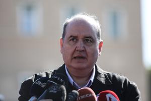 Ο Νίκος Φίλης έξω από τη Βουλή