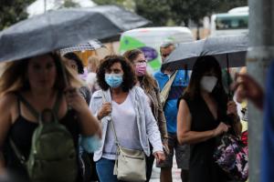 Στιγμιότυπο υπό βροχή από το κέντρο της Αθήνας