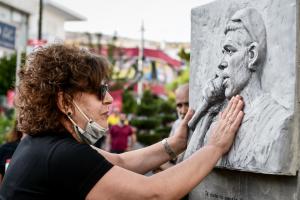Η Μάγδα Φύσσα στο μνημείο του Παύλου Φύσσα