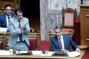 Ο Θάνος Πλεύρης και ο Κυριάκος Μητσοτάκης στη Βουλή