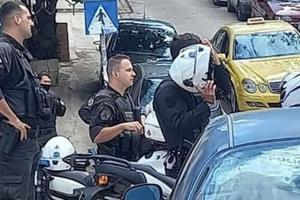 Αστυνομικοί έξω από σχολείο στα Εξάρχεια