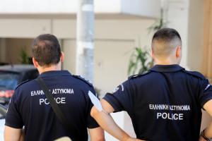 Αστυνομικοί έξω από σπίτι