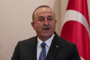 Ο Μεβλούτ Τσαβούσογλου μπροστά από την τουρκική σημαία