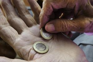 ΕΥΡΩ ΝΟΜΙΣΜΑΤΑ ΧΕΡΙ ΗΛΙΚΙΩΜΕΝΟΣ