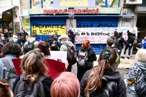 Κόσμος έξω από το κατάστημα του Ηλία Μίχου στον Κολωνό
