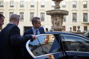 Ο Κυριάκος Μητσοτάκης επιβιβάζεται σε αυτοκίνητο