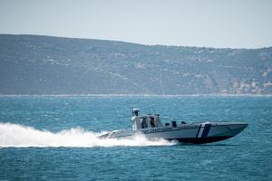 Σκάφος του λιμενικού στη θάλασσα