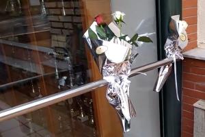 Λουλούδια έξω από το γυμναστήριο του Νικολαΐδη