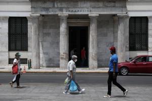 Στιγμιότυπο από το κέντρο της Αθήνας έξω από το δημαρχείο