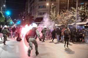 ΜΑΤ κυνηγάνε κόσμο
