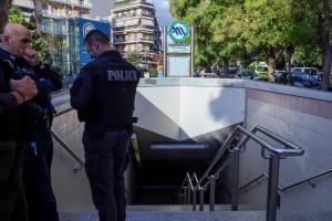 Αστυνομικοί έξω από το μετρό Πανόρμου