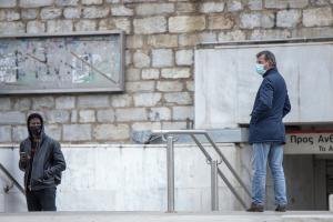 Άνθρωποι έξω από τον σταθμό του μετρό στο Σύνταγμα