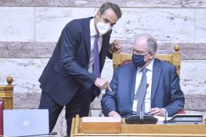 Κυριάκος Μητσοτάκης και Κώστας Τασούλας στη Βουλή