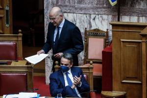 Ο Κυριάκος Μητσοτάκης και ο Νίκος Δένδιας στη Βουλή