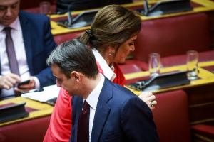 Ο Κυριάκος Μητσοτάκης με την Ντόρα Μπακογιάννη στη Βουλή